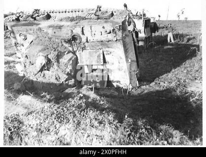 ITALIE : HUITIÈME RÉCUPÉRATION d'ARMYREME DANS LE CHAMP - le réservoir est transporté sur un côté puis finalement redressé à l'aide de la corde de treuil d'un camion de dépannage Scammel. Négatif photographique, Armée britannique Banque D'Images