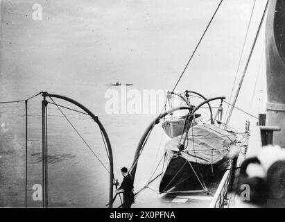 LE VIVANEAU SOUS-MARIN HM S'ENTRAÎNE AU TIR DE TORPILLES. 1940, À TERRE ET À BORD DU NAVIRE CIBLE. APRÈS LE TIR. - HMS SNAPPER aide à localiser les torpilles Banque D'Images