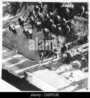 L'OCCUPATION ALLIÉE DE L'AFRIQUE DU NORD FRANÇAISE, 1942-1945 - les troupes britanniques déchargeant des fournitures du navire de transport HMT Orion de la Royal Navy à leur arrivée à Alger, occupée par les Alger, le 23 novembre 1942 Armée britannique, Royal Navy Banque D'Images