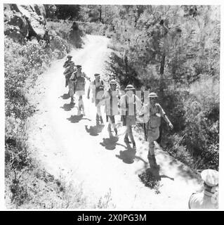 Des membres d'une compagnie forestière de la Cyprus Volunteer Force sont vus sur une route effectuant des tâches pendant les opérations de l'armée britannique. Banque D'Images