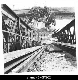 ITALIE : CINQUIÈME FRONT DE L'ARMÉE RECONSTRUCTION DE L'ENTRÉE DE CANCELLO - le pont détruit à l'entrée de la ville. Négatif photographique, Armée britannique Banque D'Images