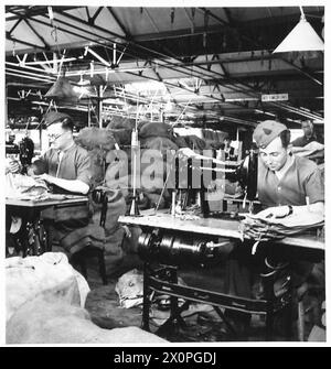 ROYAL ORDNANCE CORPS : DÉPÔT DE MAGASINS DE RETOUR - soldats effectuant des réparations de machines sur les articles de sangle. Négatif photographique, Armée britannique Banque D'Images