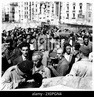 INVASION DE L'ITALIE : CINQUIÈME ARMÉE - la scène dans le centre de Naples. Au premier plan se trouve un tireur d'élite allemand qui a été amené par des civils italiens. Négatif photographique, Armée britannique Banque D'Images