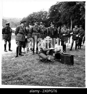 Négatif - le général Sir Alan Brooke a assisté à une démonstration des méthodes d'entraînement de l'infanterie pendant la visite. (De gauche à droite) Col. Folsom Everest, CIGS., et C.O.G.inC. Maj.Gen Hollard regardant la manifestation. Négatif photographique, Armée britannique Banque D'Images