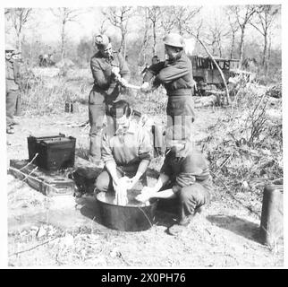 ITALIE : CINQUIÈME ARMYSALUTE LA SÉRIE SOLDAT - laver les vêtements est toujours un problème pour les hommes la plupart de cela doit être fait pendant les périodes de repos photo négatif , British Army Banque D'Images