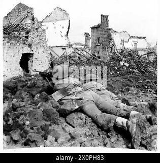 ITALIE : CINQUIÈME RECONSTRUCTION DU FRONT DE L'ARMÉE DE L'ENTRÉE DANS CANCELLO - alors que les troupes pénètrent dans le village, une équipe de mitrailleuses Bren protège leur flanc contre d'éventuels tireurs embusqués. Négatif photographique, Armée britannique Banque D'Images