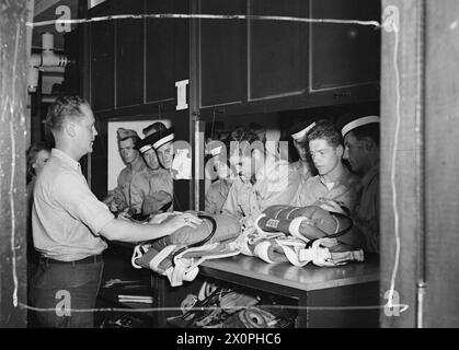 LES PILOTES DE LA MARINE BRITANNIQUE S'ENTRAÎNENT EN AMÉRIQUE POUR LA GUERRE CONTRE LE JAPON. NOVEMBRE 1944, ÉTATS-UNIS. PLUSIEURS CENTAINES DE PILOTES NAVALS BRITANNIQUES DE LA FLOTTE AÉRIENNE SE SONT ENTRAÎNÉS EN AMÉRIQUE CÔTE À CÔTE AVEC DES CADETS AMÉRICAINS POUR SERVIR DANS LES OCÉANS PACIFIQUE ET INDIEN. SOUS LE COMMANDEMENT D'INSTRUCTEURS AMÉRICAINS, ILS SUIVENT D'ABORD UNE FORMATION AÉRIENNE PRIMAIRE DE LA NAVY À BUNKER HILL, INDIANA, PUIS SE RENDENT À PENSACOLA, JACKSONVILLE ET FORT LAUDERDALE, TOUS DANS L'ÉTAT DE FLORIDE. À CE STADE, ILS PARTENT POUR LE MAINE, OÙ À BRUNSWICK ET LEWISTON, ILS SONT CONVERTIS AUX MÉTHODES BRITANNIQUES ET ONT DES EXERCICES D'ATTERRISSAGE SUR PONT, JUSQU'AU JOUR VENU FO Banque D'Images