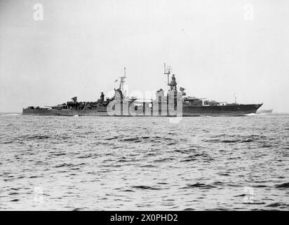 L'AUGUSTA ET SON ESCORTE DANS LA MANCHE. LE 14 JUILLET 1945, À BORD DU HMS ZODIAC, L'UN DES NAVIRES D'ESCORTE, S'APPROCHE DES DESCENTES. LE CROISEUR AMÉRICAIN AUGUSTA, TRANSPORTANT LE PRÉSIDENT TRUMAN À LA GRANDE RÉUNION DES TROIS, S'EST APPROCHÉ DES DOWNS AVEC SON ESCORTE DU CROISEUR BRITANNIQUE HMS BIRMINGHAM ET DES DESTROYERS HM SERAPIS, OBDURÉ, OBÉISSANT, ZÉLÉ, ZEPHYR, ET LE ZODIAC, ET LE CROISEUR AMÉRICAIN PHILADELPHIA. - USS AUGUSTA à la vapeur dans la Manche United States Navy, AUGUSTA (USS), croiseur lourd (1930) Banque D'Images