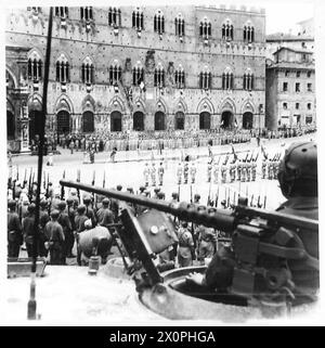 ITALIE : LES FRANÇAIS COMMÉMORENT LE JOUR DE LA BASTILLE - les troupes dressées sur la parade sur la place de Sienne. Négatif photographique, Armée britannique Banque D'Images