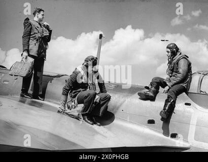 RAF BOMBER COMMAND 1940 - L'équipage d'un Bristol Blenheim Mk IV du No 40 Squadron quitte son avion à Wyton, juillet 1940 Banque D'Images