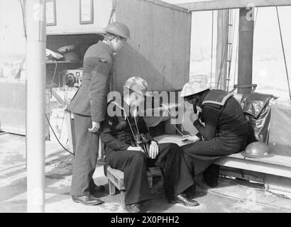 STATION DE SIGNALISATION DE LA MARINE À MALTE. 23 FÉVRIER 1942, STATION DE SIGNALISATION RN, PALAIS DE LA VALETTE, MALTE. - Des hommes de la Marine et de la RAF travaillant ensemble dans une station de signalisation de la Royal Navy où des rapports sont faits sur les mouvements d'avions hostiles Banque D'Images