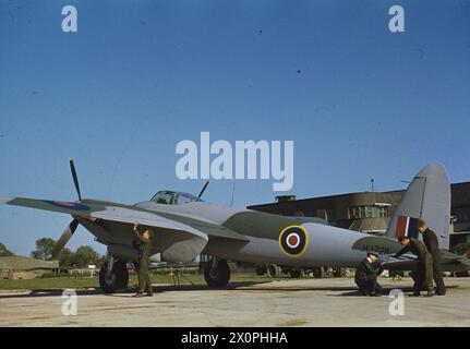 Les monteurs travaillent sur l'empennage du Mosquito HJ728 à l'usine de Havilland à Hatfield, Hertfordshire, en 1943. Négatif photographique, Royal Air Force. Banque D'Images