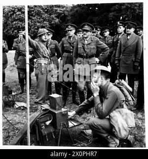 Négatif - le général Sir Alan Brooke inspecte et teste un poste de transmission et de réception sans fil. Négatif photographique, Armée britannique Banque D'Images