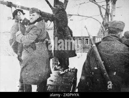 LA TERREUR NAZIE DANS L'EUROPE OCCUPÉE, 1939-1945 - des soldats allemands exécutent des civils par pendaison, probablement dans les territoires occupés de l'Union soviétique. La photographie a été trouvée sur un soldat allemand capturé sur le front occidental de l'armée allemande Banque D'Images