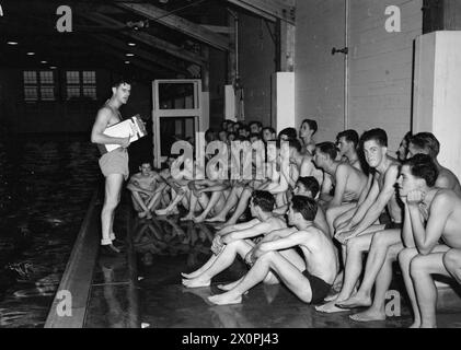 LES PILOTES DE LA MARINE BRITANNIQUE S'ENTRAÎNENT EN AMÉRIQUE POUR LA GUERRE CONTRE LE JAPON. NOVEMBRE 1944, ÉTATS-UNIS. PLUSIEURS CENTAINES DE PILOTES NAVALS BRITANNIQUES DE LA FLOTTE AÉRIENNE SE SONT ENTRAÎNÉS EN AMÉRIQUE CÔTE À CÔTE AVEC DES CADETS AMÉRICAINS POUR SERVIR DANS LES OCÉANS PACIFIQUE ET INDIEN. SOUS LE COMMANDEMENT D'INSTRUCTEURS AMÉRICAINS, ILS SUIVENT D'ABORD UNE FORMATION AÉRIENNE PRIMAIRE DE LA NAVY À BUNKER HILL, INDIANA, PUIS SE RENDENT À PENSACOLA, JACKSONVILLE ET FORT LAUDERDALE, TOUS DANS L'ÉTAT DE FLORIDE. À CE STADE, ILS PARTENT POUR LE MAINE, OÙ À BRUNSWICK ET LEWISTON, ILS SONT CONVERTIS AUX MÉTHODES BRITANNIQUES ET ONT DES EXERCICES D'ATTERRISSAGE SUR PONT, JUSQU'AU JOUR VENU FO Banque D'Images