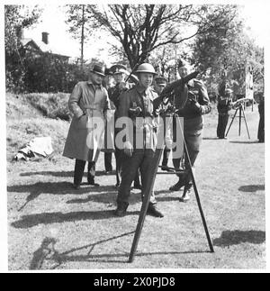 LE SECRÉTAIRE D'ÉTAT À LA GUERRE REND VISITE AUX TROUPES - Sir James Grigg, secrétaire d'État à la guerre, surveille l'entraînement aux armes. Négatif photographique, Armée britannique Banque D'Images