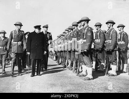 VISITE DE M. CHURCHILL EN ISLANDE. 16 AOÛT 1941, REYKJAVIK, ISLANDE. AU RETOUR DE SA RENCONTRE AVEC LE PRÉSIDENT ROOSEVELT, MONSIEUR CHURCHILL S'EST RENDU EN ISLANDE. - Le premier ministre inspecte les Marines des États-Unis Banque D'Images