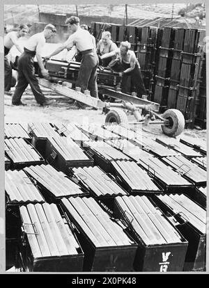 INCENDIAIRES - À DESTINATION DE L'ALLEMAGNE AVEC R.A.F. LACNASTER - photo (publiée en 1943) montre - préparation d'incendiaires pour chargement sur les bombardiers Lancaster. Négatif photographique, Royal Air Force Banque D'Images