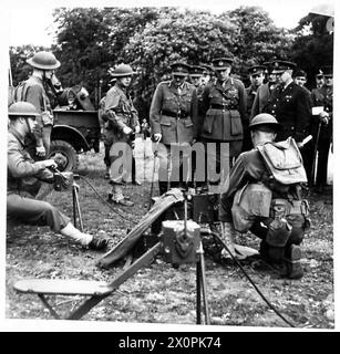 Négatif - le général Sir Alan Brooke inspecte et teste un poste de transmission et de réception sans fil. Négatif photographique, Armée britannique Banque D'Images