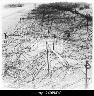 HUITIÈME ARMÉE : UN AÉRODROME EN PRÉPARATION - des kilomètres de cette clôture de fil barbelé seront enlevés pour faire place à l'aérodrome. Négatif photographique, Armée britannique Banque D'Images