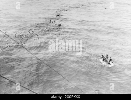 Le 19 juillet 1940, le HMAS Sydney engage deux croiseurs italiens au nord-ouest de la Crète en Méditerranée, coulant le Bartolomeo Colleoni. Les survivants ont été secourus par les forces britanniques. Banque D'Images