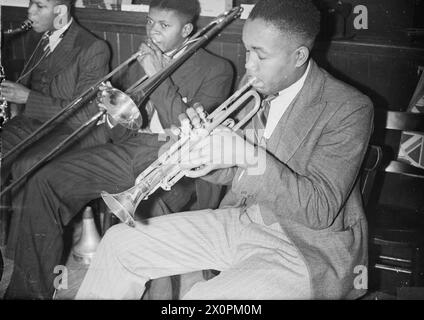 Un groupe joue à Colonial House, North Shields, comté de Durham en 1942. Arthur White joue de la trompette, Colin Stevens joue du trombone au centre, et un saxophone est visible à gauche. Négatif photographique. Banque D'Images