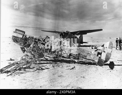 OPÉRATIONS DE LA ROYAL AIR FORCE AU MOYEN-ORIENT ET EN AFRIQUE DU NORD, 1939-1943. - Un Westland Lysander Mark II du No 208 Squadron RAF stationné à l'aérodrome d'El Adem, en Libye, peu après son occupation le 5 janvier 1940. Au premier plan se trouvent les restes de l'un des quatre-vingt-sept avions italiens naufragés trouvés sur l'aérodrome Royal Air Force, Group, 209 Banque D'Images