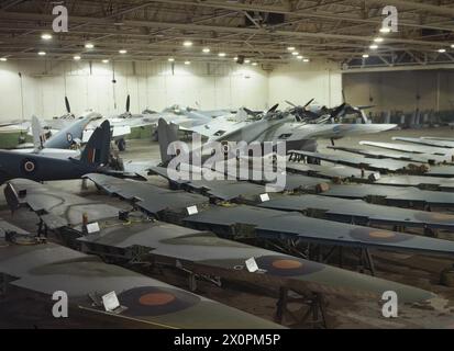 Différentes étapes de la production d'avions Mosquito sont présentées à l'usine de Havilland à Hatfield en 1943. Banque D'Images