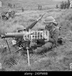 L'ARMÉE BRITANNIQUE AU ROYAUME-UNI 1939-45 - les équipes de mitrailleuses Vickers du 9th Northumberland Fusiliers en action lors d'un tir d'entraînement, Trawsfynydd au pays de Galles, 10 septembre 1941 Armée britannique, Royal Northumberland Fusiliers, 9th Battalion Banque D'Images