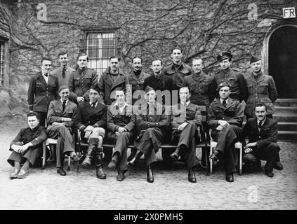 PRISONNIERS ALLIÉS EN ALLEMAGNE, 1939-1945 - de gauche à droite : première rangée - aviateur non identifié ; sous-lieutenant de l'armée de l'air polonaise (peut-être sous-lieutenant Marceli Gojski) ; capitaine de l'armée de l'air française (vêtu bizarrement d'un short et de bottes de vol lourdes) ; lieutenant Donald Donaldson, RAF ; colonel Jerzy Boreysza, armée de l'air polonaise; capitaine de l'armée de l'air belge ; sous-lieutenant Kazimierz Sławiński, armée de l'air polonaise ; Flight Lieutenant Donald Thom, RAF. Groupe de prisonniers de guerre alliés, pilotes de diverses forces aériennes, dans la cour du château de Colditz, Oflag IVC, probablement devant le Fre Banque D'Images