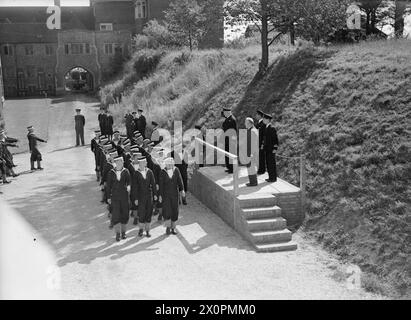 LE HAUT-COMMISSAIRE NÉO-ZÉLANDAIS REND VISITE AU HMS KING ALFRED. 20 AOÛT 1942. - M. Jordan avec le Capt Pelly, regardant une marche passée de cadets Banque D'Images