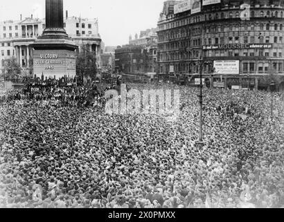 SCÈNES DE LA JOURNÉE VE À LONDRES, MAI 1945 - spectacles de photos - des milliers de personnes massées à Trafalgar Square écoutent le discours diffusé par le premier ministre annonçant la paix en Europe , Banque D'Images