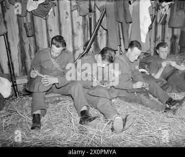 Les hommes du 2e Royal Inniskill Fusiliers écrivent des lettres chez eux depuis leur billet à Chapelle St Aubin près du Mans, le 24 septembre 1939. Négatif photographique, armée britannique. Banque D'Images
