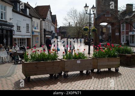 Chesham, Buckinghamshire, Royaume-Uni. 13 avril 2024. C'était une chaude journée ensoleillée aujourd'hui dans la ville de Chesham dans le Buckinghamshire alors que les gens allaient faire leurs courses. Crédit : Maureen McLean/Alamy Live News Banque D'Images