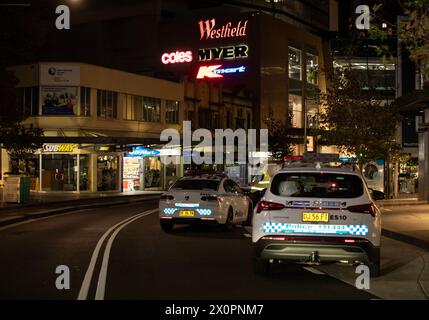 Sydney, Australie. 13 avril 2024. Des policiers montent la garde près d'un centre commercial après une attaque au couteau à Sydney, Australie, le 13 avril 2024. Six personnes ont été tuées dans une attaque au couteau dans un centre commercial de Sydney en Australie samedi et l'agresseur a été abattu par la police, a déclaré la police. Crédit : ma Ping/Xinhua/Alamy Live News Banque D'Images