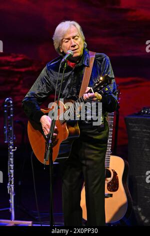 Fort Lauderdale FL, États-Unis. 12 avril 2024. Justin Hayward se produit lors de sa tournée Blue World Tour au Broward Center for the Performing Arts le 12 avril 2024 à Fort Lauderdale, en Floride. Crédit : Mpi04/Media Punch/Alamy Live News Banque D'Images