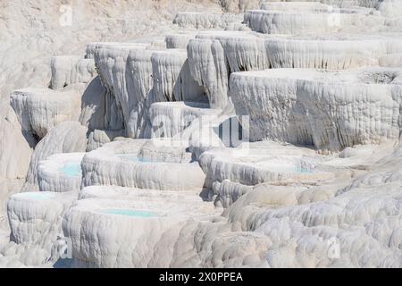 Pamukkale est un site naturel situé dans la province de Denizli, dans le sud-ouest de la Turquie. Célèbre pour un minéral carbonaté laissé par l'écoulement de l'eau de source thermale. Banque D'Images