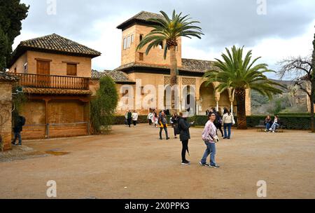 Cour par El Partal dans le palais de l'Alhambra avec des visiteurs, Espagne Banque D'Images