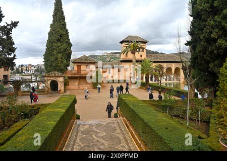 Cour par El Partal dans le palais de l'Alhambra avec des visiteurs, Espagne Banque D'Images