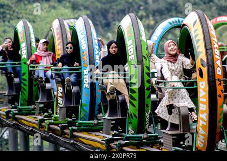 Bogor, Indonésie. 13 avril 2024. Les gens profitent de leur temps libre pendant les vacances de l'Aïd al-Fitr au parc à thème Dairyland Farm à Bogor, Java occidental, Indonésie, le 13 avril 2024. Crédit : Sandika Fadilah/Xinhua/Alamy Live News Banque D'Images