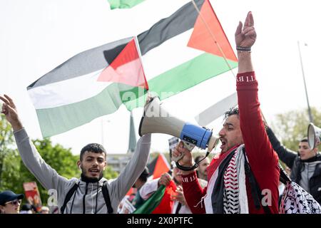 Berlin, Allemagne. 13 avril 2024. Les gens participent à une manifestation après la dissolution de la "Conférence sur la Palestine" à Berlin-Mitte. La police berlinoise a dispersé la conférence controversée, qui devait durer jusqu'à dimanche vendredi. Crédit : Fabian Sommer/dpa/Alamy Live News Banque D'Images