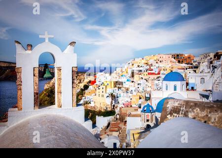 Le village d'Oia construit sur la falaise de la caldeira sur l'île de Santorin, Grèce. Banque D'Images