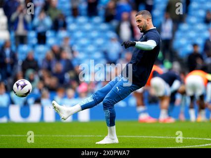 Kyle Walker de Manchester City se réchauffe avant le match de premier League à l'Etihad Stadium de Manchester. Date de la photo : samedi 13 avril 2024. Banque D'Images