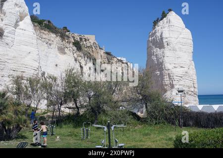 Cliff pizomunno et plage à Vieste, Gargano Peninsula, Pouilles, Italie - gymnase public Banque D'Images