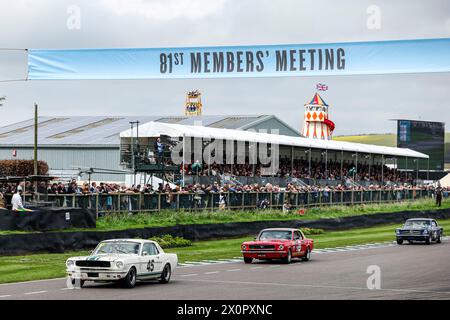 UTILISATION ÉDITORIALE vue d'ensemble lors de la 81e réunion des membres au Goodwood Motor circuit de West Sussex, qui célèbre son 10e anniversaire depuis le redémarrage de l'événement en 2014. Date de la photo : samedi 13 avril 2024. L'ouverture de la saison de sport automobile 2024 de Goodwood recrée l'atmosphère des réunions de course originales tenues à Goodwood entre 1948 et 1966. L'événement offre aux visiteurs un programme complet de courses automobiles, ainsi que des démonstrations à grande vitesse et d'autres festivités. Le crédit photo devrait se lire comme suit : Kieran Cleeves/PA Media Assignments Banque D'Images