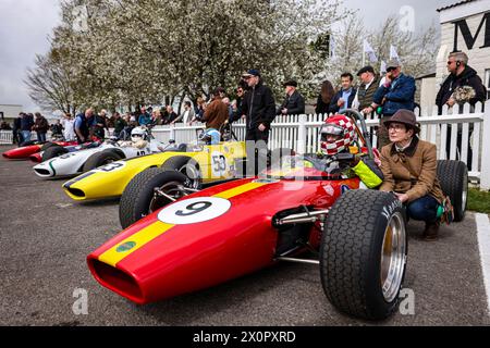 UTILISATION ÉDITORIALE vue d'ensemble lors de la 81e réunion des membres au Goodwood Motor circuit de West Sussex, qui célèbre son 10e anniversaire depuis le redémarrage de l'événement en 2014. Date de la photo : samedi 13 avril 2024. L'ouverture de la saison de sport automobile 2024 de Goodwood recrée l'atmosphère des réunions de course originales tenues à Goodwood entre 1948 et 1966. L'événement offre aux visiteurs un programme complet de courses automobiles, ainsi que des démonstrations à grande vitesse et d'autres festivités. Le crédit photo devrait se lire comme suit : Kieran Cleeves/PA Media Assignments Banque D'Images