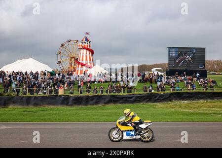 UTILISATION ÉDITORIALE vue d'ensemble lors de la 81e réunion des membres au Goodwood Motor circuit de West Sussex, qui célèbre son 10e anniversaire depuis le redémarrage de l'événement en 2014. Date de la photo : samedi 13 avril 2024. L'ouverture de la saison de sport automobile 2024 de Goodwood recrée l'atmosphère des réunions de course originales tenues à Goodwood entre 1948 et 1966. L'événement offre aux visiteurs un programme complet de courses automobiles, ainsi que des démonstrations à grande vitesse et d'autres festivités. Le crédit photo devrait se lire comme suit : Kieran Cleeves/PA Media Assignments Banque D'Images