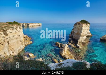Magnifique paysage de mer à Puglia. Italie. Torre di Sant Andrea - célèbre plage avec des formations rocheuses près de la ville d'Otrante Banque D'Images
