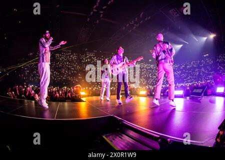 Milan Italie. 09th Apr 2024. Le groupe italien PINGUINI TATTICI NUCLEARI se produit en direct sur scène au Mediolanum Forum lors du 'Fake News Indoor Tour - Palasport 2024'. Banque D'Images