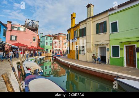 Venise, Italie - 15 octobre 2018 : monument de Venise, canal de l'île de Burano, maisons colorées et bateaux, Italie. Banque D'Images